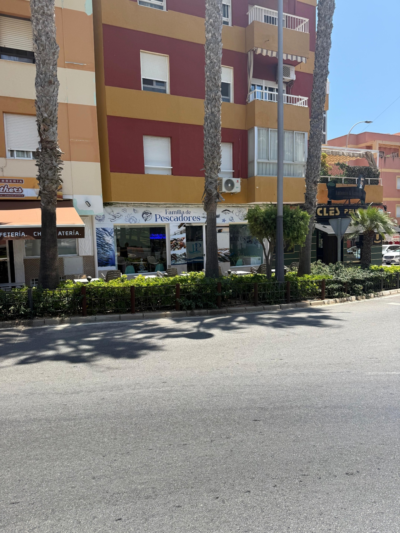 Pescadería Familia de Pescadores vista desde la avenida