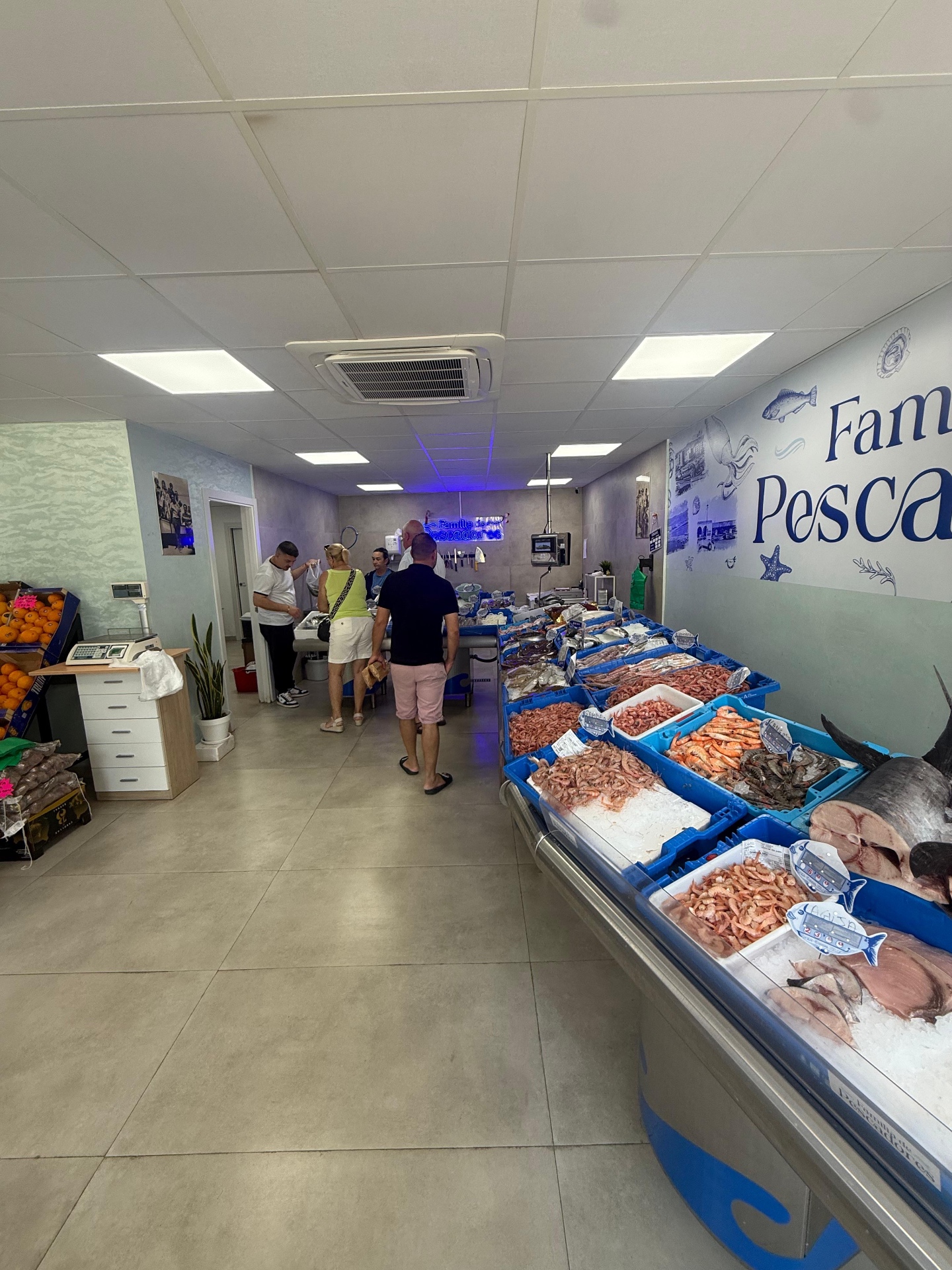 Pescadería Familia de Pescadores en Roquetas de Mar - mostrador con pescado fresco del día