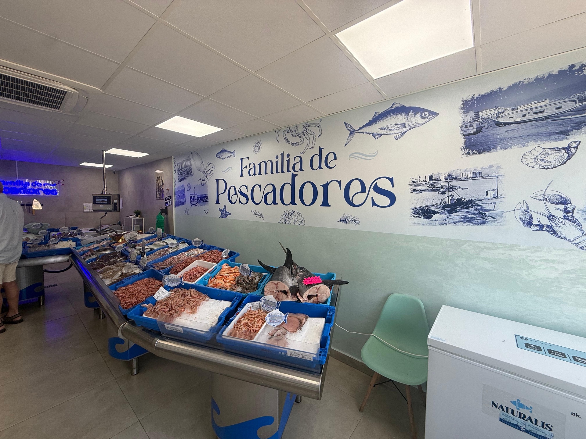 Mostrador de la pescadería con gambas, atún y marisco fresco